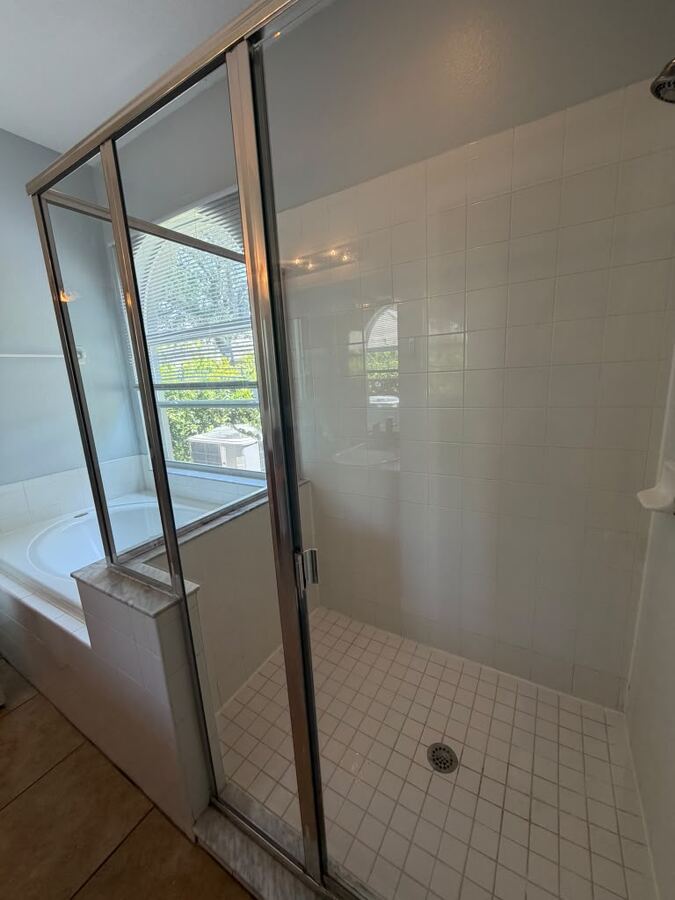 Glass shower door after Loopera Group cleaning